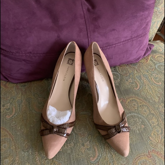 Anne Klein tan and brown pumps with bow - Picture 2 of 3